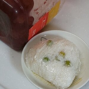 梅干し入りの豆ご飯おにぎり